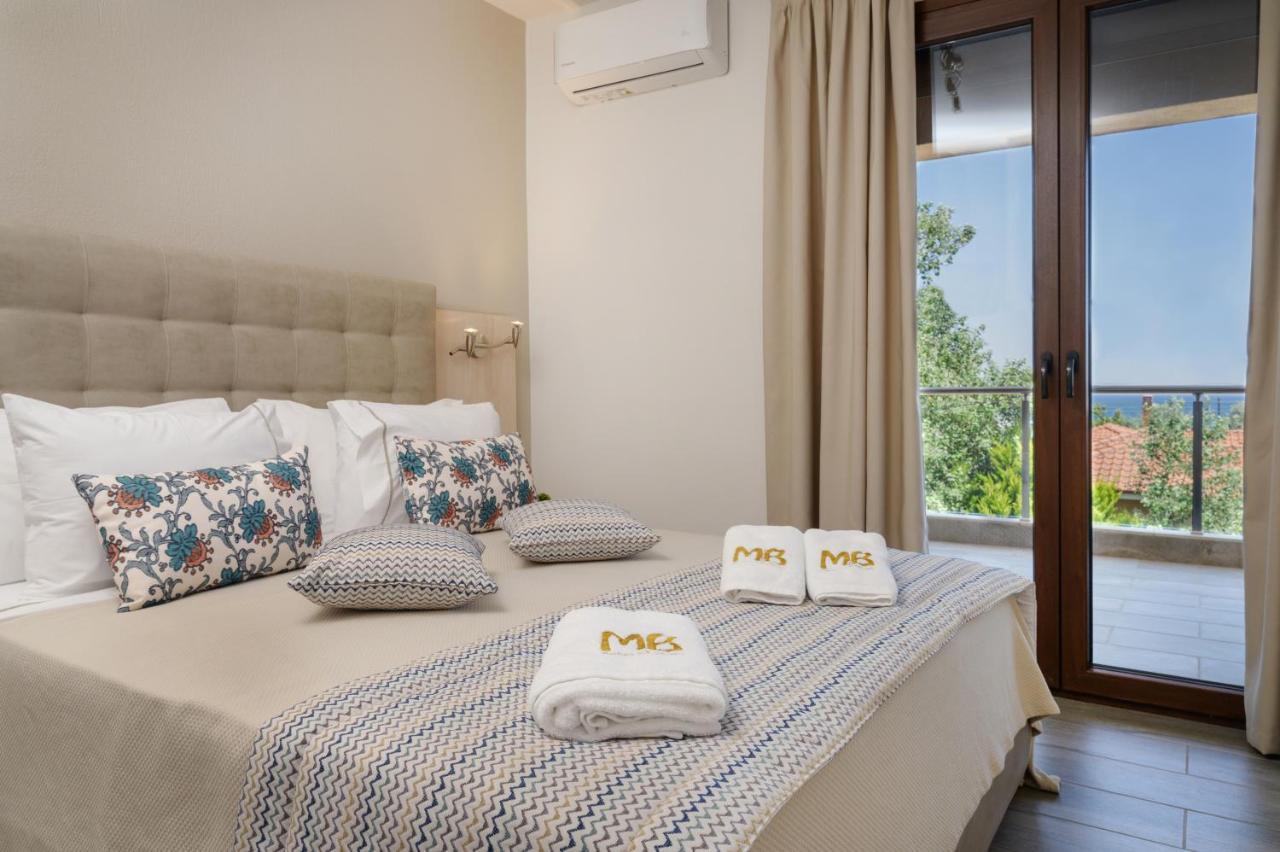 M&B Boutique Apartments Nea Roda Esterno foto